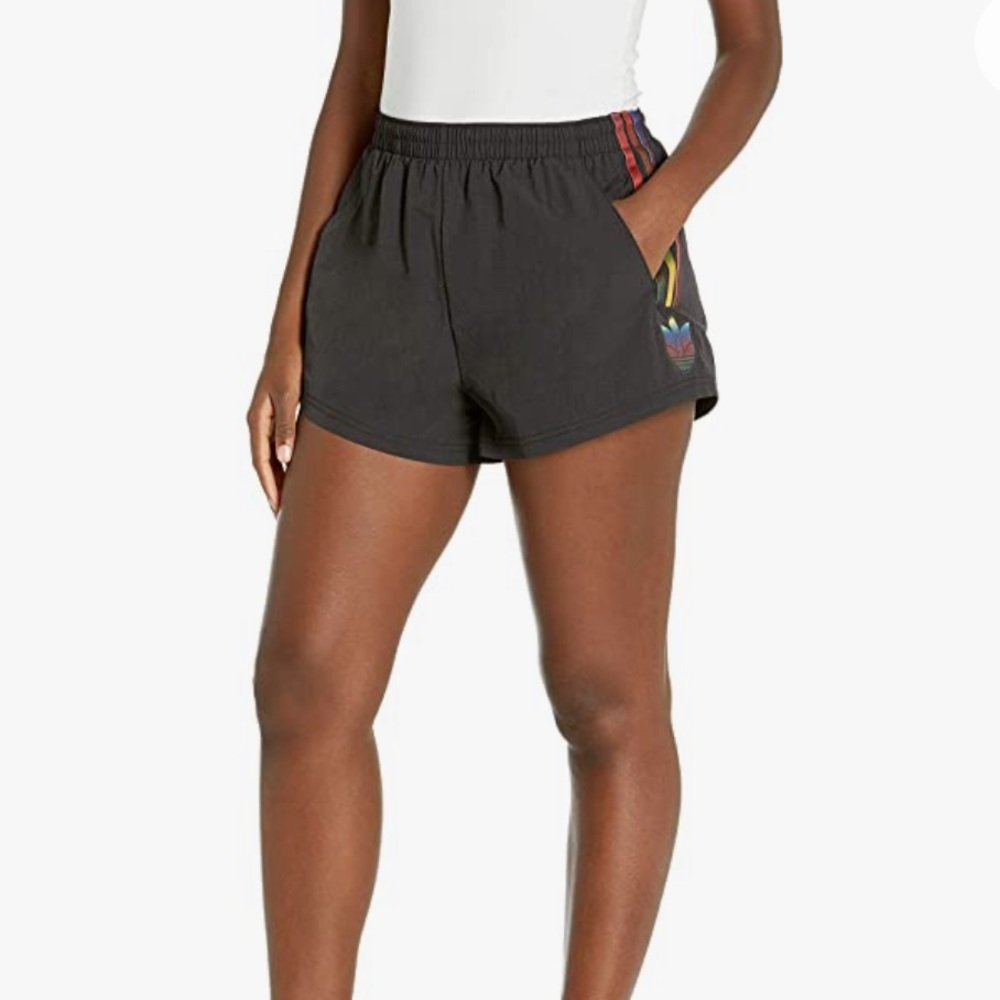 NWT Adidas Women’s Adicolor 3D Trefoil Short Size Medium